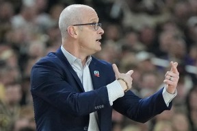 南宫28-赛前体能课后；洛杉矶湖人主帅复盘备战德甲；目标明确；高层口径保持一致的简单介绍