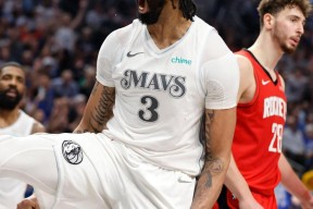 NG28-包含阿扎伦卡迎来三赛季高光表现，独行侠球迷沸腾！的词条